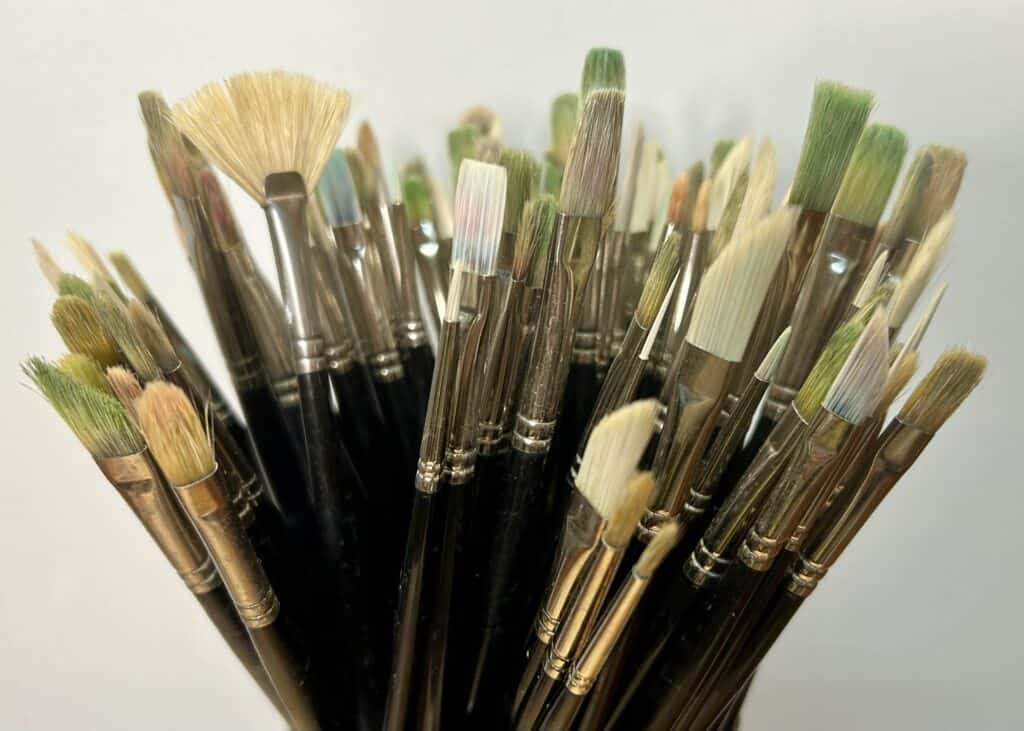 A full guide on the best brushes to use for watercolour painting. 